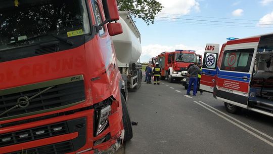 Osobówka zderzyła się z samochodem ciężarowym. Jedna osoba została ranna 