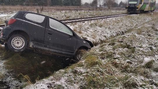 Osobówka zderzyła się z szynobusem. Nie żyje kierująca, którą reanimowano