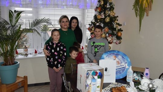 Paczki z darami od mieszkańców gm. Sochocin trafiły do płońskiego Domu Dziecka