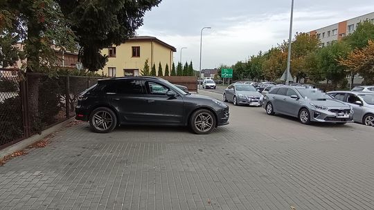 Parking, chodnik czy teren utwardzony? Sprawa bezpieczeństwa przy SP4 w Płońsku