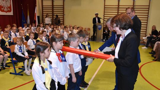 Pasowanie na ucznia. Pierwszoklasiści z czwórki zdali pierwszy test celująco