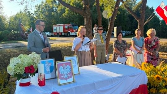 Patriotyczne śpiewanie w Gawłowie. Mieszkańcy uczcili 106. rocznicę Cudu nad Wisłą