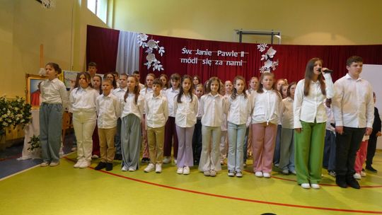 Patriotyczno-religijne widowisko w Szkole Podstawowej nr 4 w Płońsku