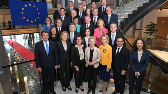 PE zatwierdził nowy skład Komisji Europejskiej PE zatwierdził nowy skład Komisji Europejskiej