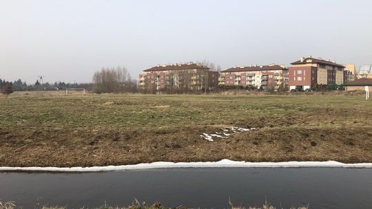 Pełnowymiarowe boisko piłkarskie ze sztuczną nawierzchnią i oświetleniem. Gdzie? W Płońsku!