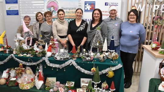 Piękne rękodzieła podczas jarmarku świątecznego w budynku starostwa