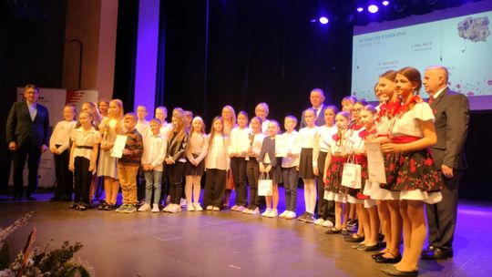 Piękny jubileusz konkursu Bóg-Honor-Ojczyzna. Szkoła Podstawowa w Płońsku 4 wyróżniła laureatów
