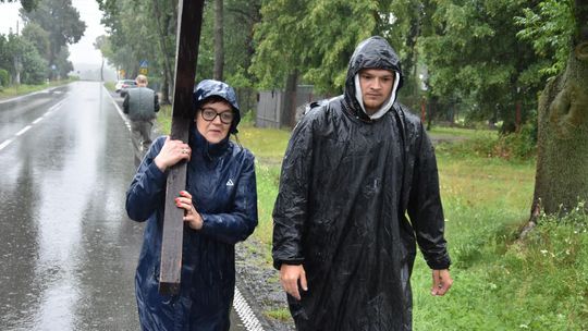 Pielgrzym Michał niosący 3-metrowy krzyż idzie drogami pow. płońskiego. „Będę się modlił za proboszcza z ... Nowego Miasta”