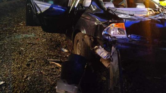 Pijany 22-latek wjechał wprost pod pociąg w Nasielsku. Auto spadło z rampy kolejowej