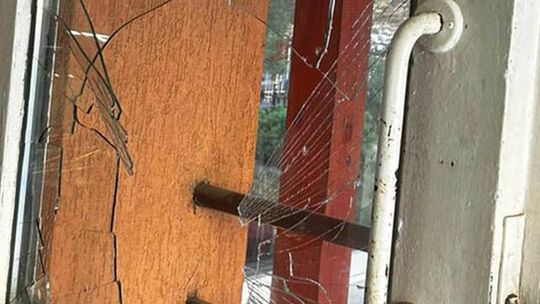 Pijany awanturnik wybił szybę w lokalu i obnażył się przed pracownikami restauracji