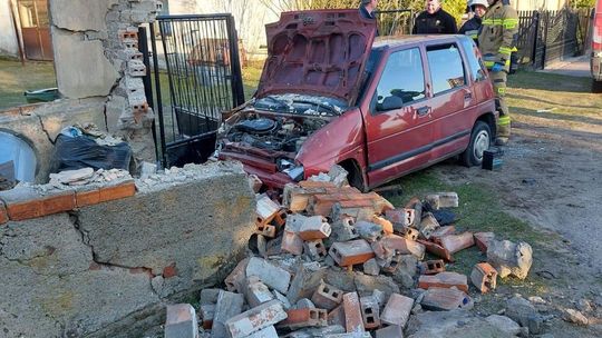 Pijany i bez prawa jazdy wjechał w budynek gospodarczy. Dwie pasażerki w szpitalu, jedna zabrana śmigłowcem