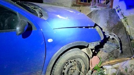 Pijany kierowca staranował ogrodzenie i uderzył w budynek