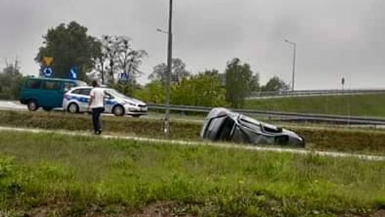 Pijany kierowca wjechał do rowu i uciekł