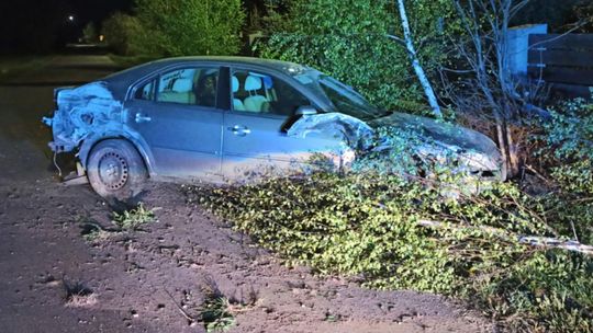 Pijany ukradł auto i rozbił je na ogrodzeniu