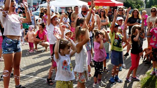 Piknik z okazji Dnia Dziecka w Glinojecku. Kolorowo, wesoło i tanecznie przed domem kultury