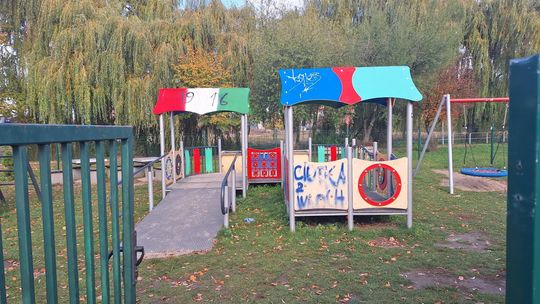 Plac zabaw przy ul. Sarbiewskiego ma być bezpieczniejszy. Miasto reaguje na akty wandalizmu