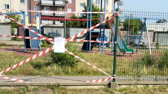 Plac zabaw w Raciążu zamknięty. W tle plany budowy parkingu