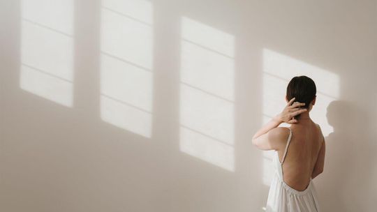 Plecy na pierwszym planie – jak stylizować sukienki z odkrytymi plecami, by nie przesadzić?