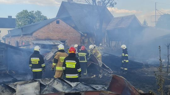 50 strażaków walczy z pożarem na trzech posesjach w Szczypiornie. Płonęły stodoły, altany i wiaty