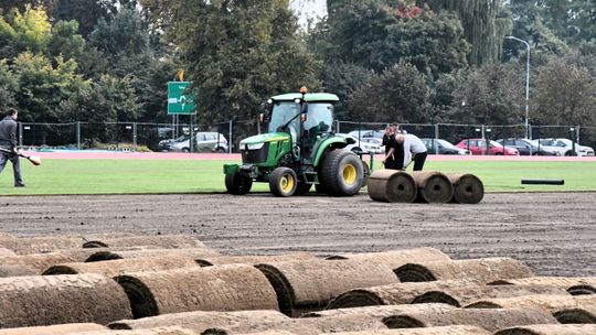 Płoński stadion rośnie w oczach. Pojawiła się murawa