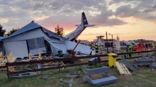 Pod Nasielskiem samolot rozbił się o hangar, w którym byli ludzie. Nie żyje 5 osób