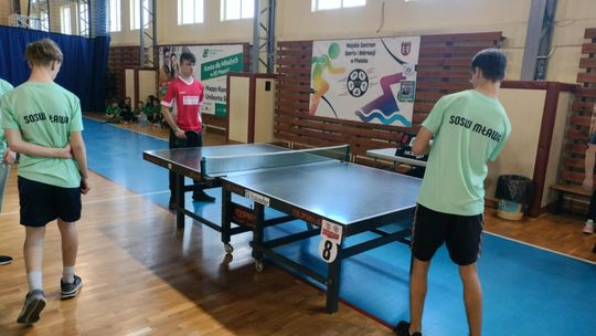 Podopieczni Ośrodków Szkolno-Wychowawczych przy tenisowych stołach