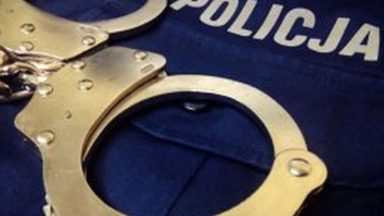 Podrobiona odzież na płońskim targowisku. Policjanci zatrzymali sprzedawcę