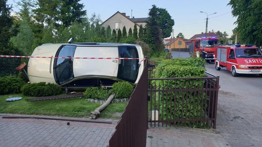 Podróż dwóch mężczyzn z dachowaniem i finałem na podwórku