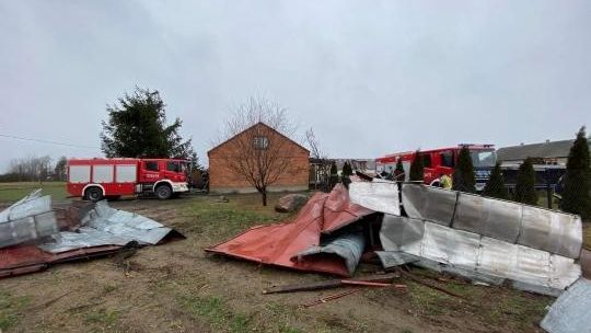 Połamane drzewa i zerwane dachy. Strażacy usuwają skutki wichury w regionie