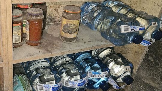 Policjanci zabezpieczyli około 230 litrów bimbru i aparaturę do jego produkcji
