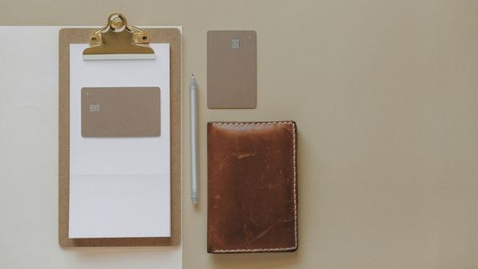 Portfel skórzany czy syntetyczny – który wybrać i dlaczego skóra to lepsza inwestycja?