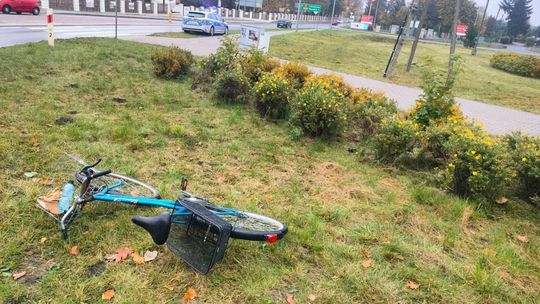 Potrącenie na Poświętnem. 82-letni rowerzysta trafił do szpitala