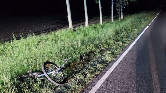 Potrącenie rowerzysty, który jechał środkiem jezdni. W organizmie ponad 2 promile alkoholu!