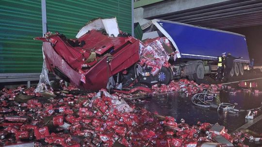 Poważne utrudnienia na S7. Ciężarówka uderzyła w bariery Poważne utrudnienia na S7. Ciężarówka uderzyła w bariery