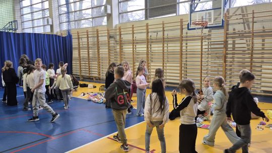 Powrót do zabawek z przeszłości. Kolejny bazarek w Szkole Podstawowej nr 1 w Płońsku Powrót do zabawek z przeszłości. Kolejny bazarek w Szkole Podstawowej nr 1 w Płońsku