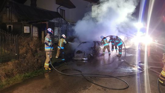 Pożar auta w gminie Czerwińsk. Podpalenie czy przypadkowe zwarcie?