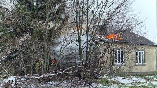 Pożar budynku mieszkalnego w gminie Dzierzążnia. Trwa akcja strażaków