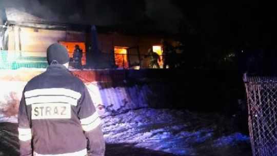 Pożar domu w Czerwińsku nad Wisłą. Akcja w bardzo trudnych warunkach