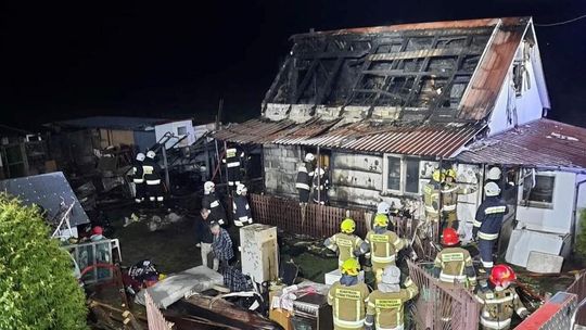 Pożar domu w Szczawinie. Strażacy z ogniem walczyli ponad dwie godziny