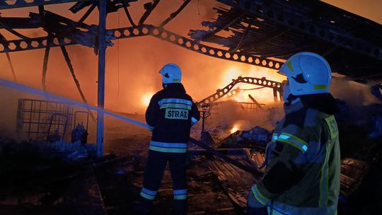 Pożar hali magazynowej w Nowym Modlinie. Ponad 20 zastępów w akcji