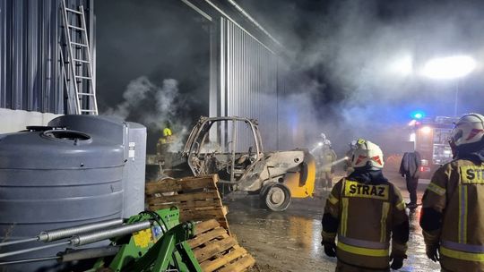 Pożar ładowarki teleskopowej w hali magazynowej. Straty oszacowano na 200 tys. zł
