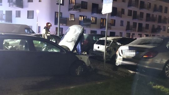 Pożar na osiedlu w Ciechanowie. Uszkodzonych 5 samochodów