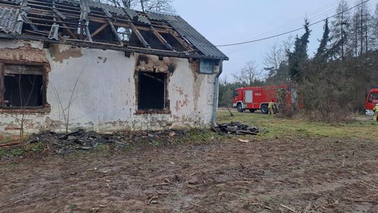 Pożar pustostanu, konary tarasujące drogi i płonąca wiązanka na cmentarzu - święta okiem strażaków w pow. ciechanowskim