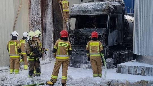 Pożar samochodu na terenie zakładu produkcyjnego w Raciążu