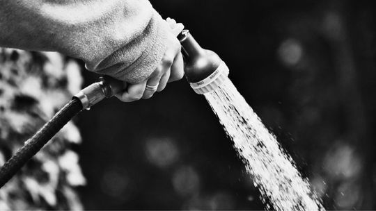 Praca w pocie czoła, by przywrócić wodę w gminie Czerwińsk