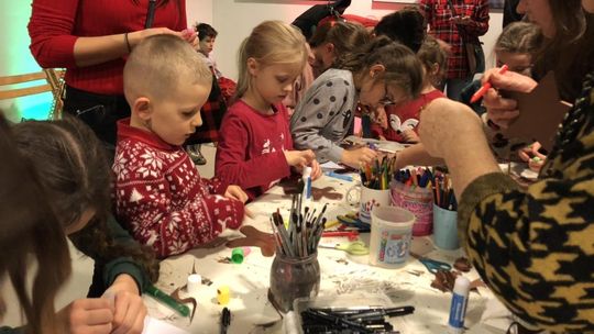 Przedświąteczna zabawa w płońskim MCK. Warsztaty dla najmłodszych i wspólny seans w kinie