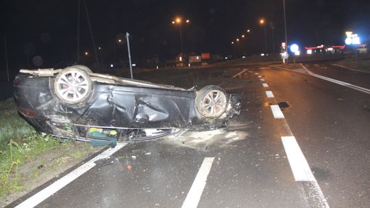 Przejechał przez rondo i dachował. Jedna osoba trafiła do szpitala