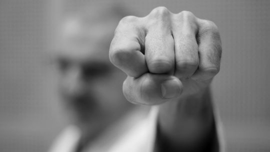 Przemoc domowa nie zawsze zostawia ślady. 68-latek z gminy Czerwińsk zatrzymany przez policjantów