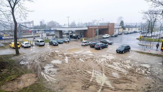 Przy PKP w Ciechanowie powstaną nowe parkingi. Wciąż za mało miejsc postojowych