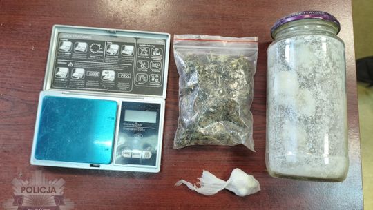 Przybudówka z drewnem na opał, kuchenne półki z przyprawami… a wśród nich schowki na narkotyki